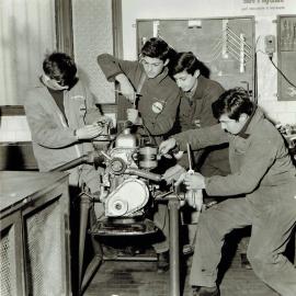 Ragazzi impegnati durante un corso di formazione